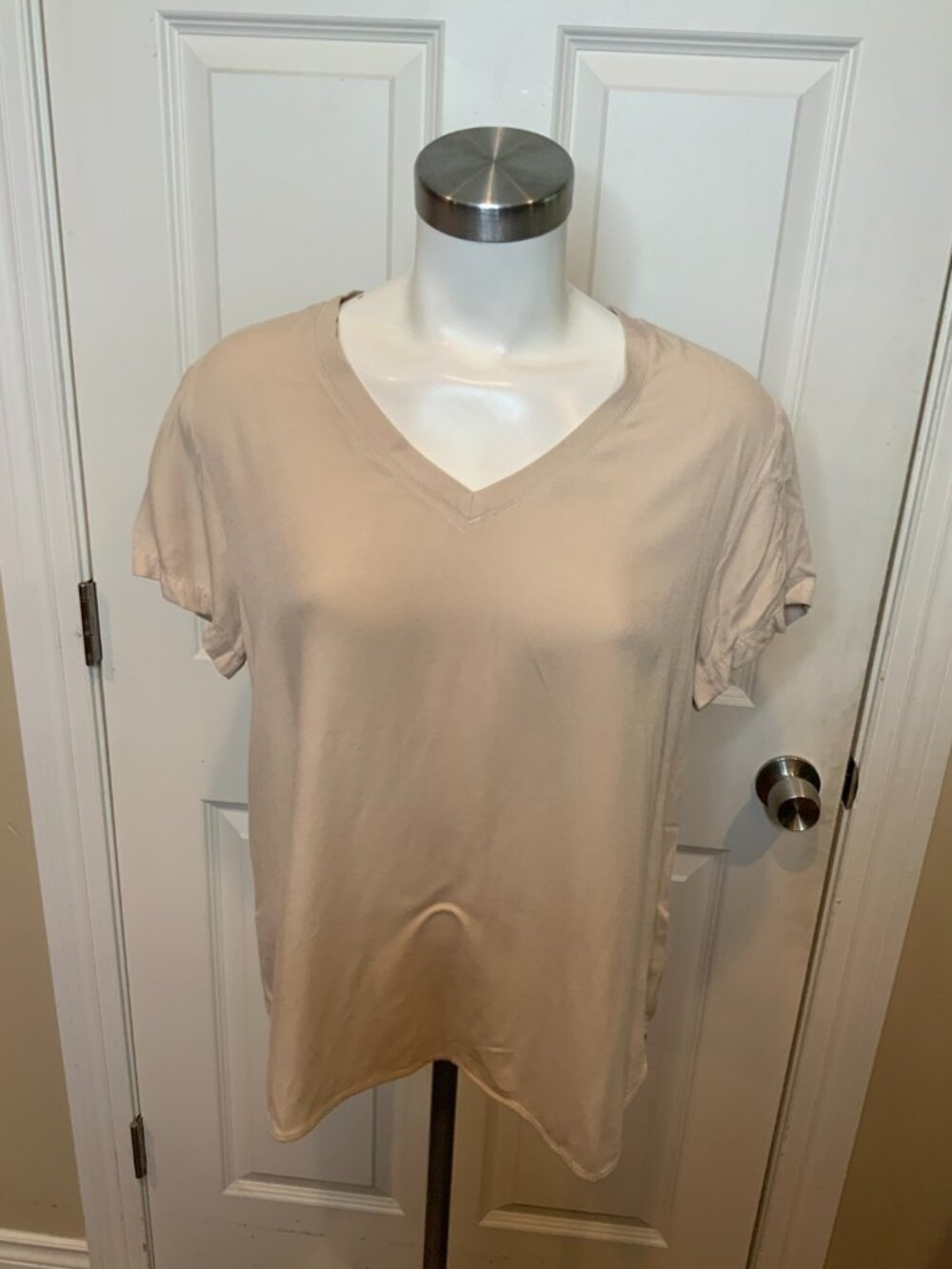 Cloth & Stone Anthropologie Light Beige V-Neck High-Low T-Shirt, Size Small